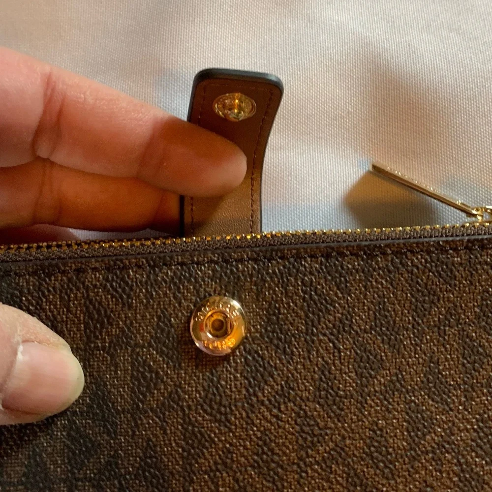 🎉Host Pick🎉 NWT. Michael Kors Brown with Gold Accents Wallet Wristlet!